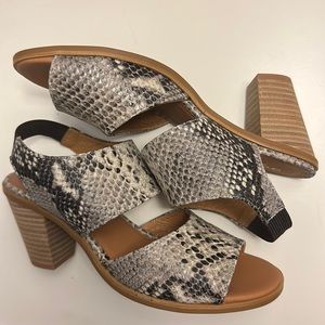 Andre Assous snake print heel sandal size 9